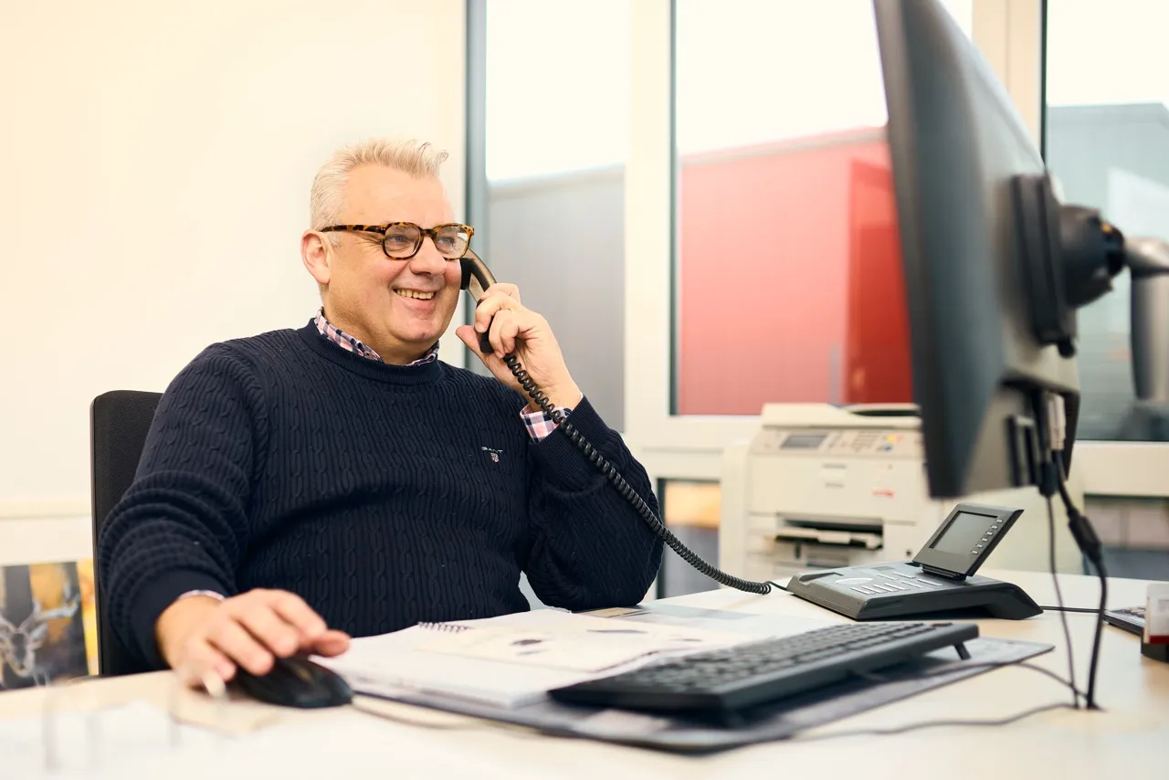 Freundlicher Hydraulik Fachmann am Telefon